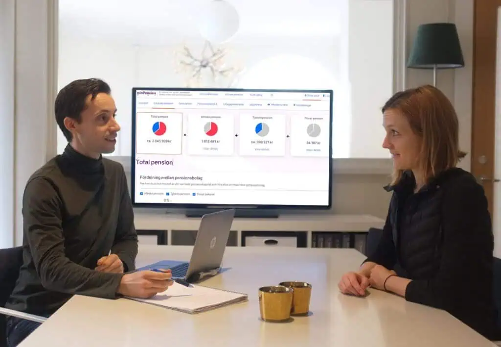 Rådgivare och kund samtalar om pension vid ett bord